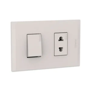 Interruptor + tomacorriente universal Arena Bticino