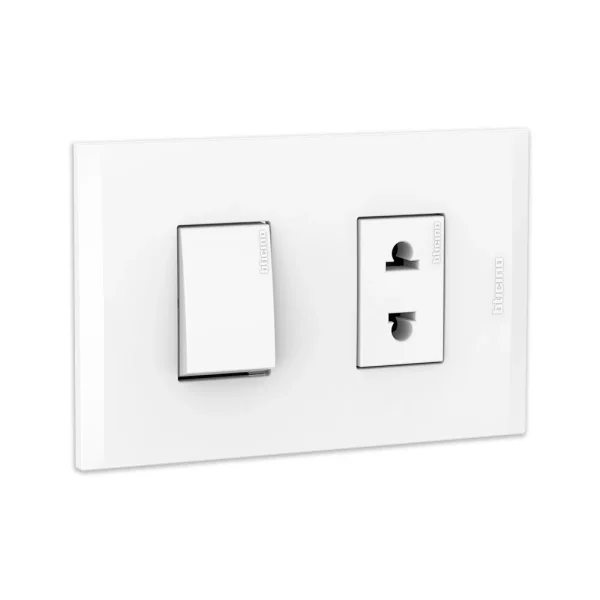 Interruptor + tomacorriente universal Bticino